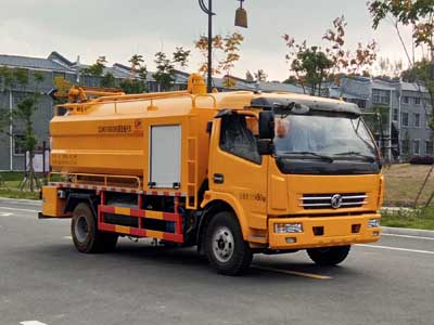 4.5方東風(fēng)多利卡清洗吸污車(chē)_小型聯(lián)合疏通車(chē)_CLW5118GQW5型清洗吸污車(chē)