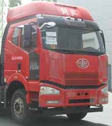 解放前四后八平板運輸車_30-40噸挖機鉤機專用運輸車_CLW5311TPBC5型平板運輸車